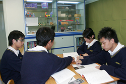 同學在數學資源室內討論數學問題的照片