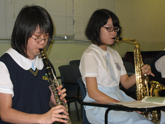同學演奏自己擅長的樂器的照片