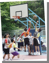 同學打籃球的照片